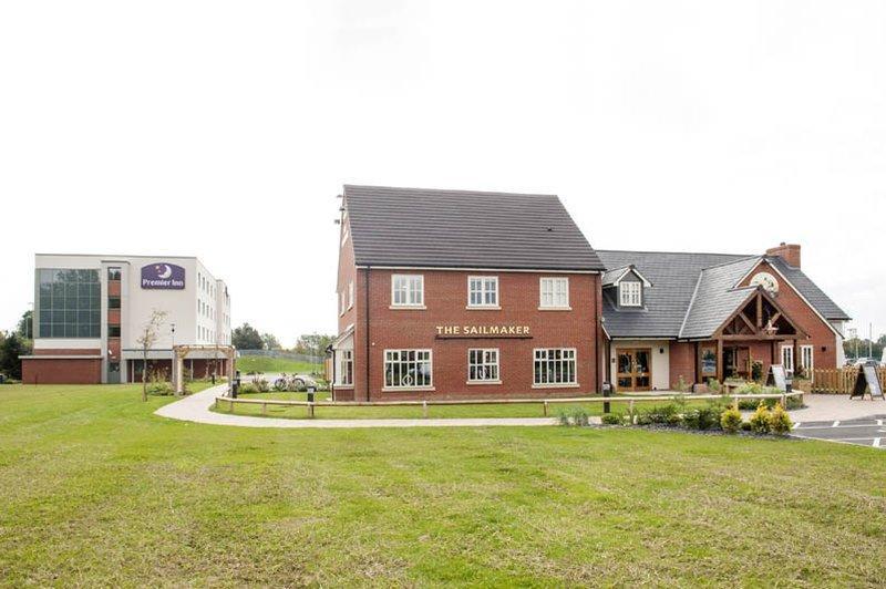 Premier Inn Gosport Exteriör bild